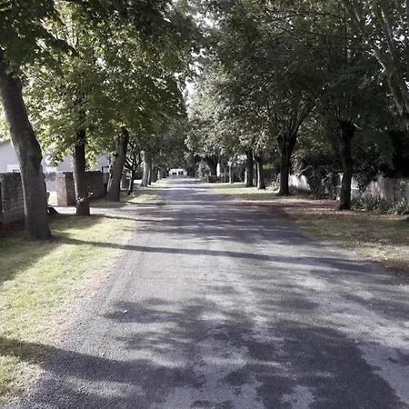 Les Tilleuls Charroux-dʼAllier